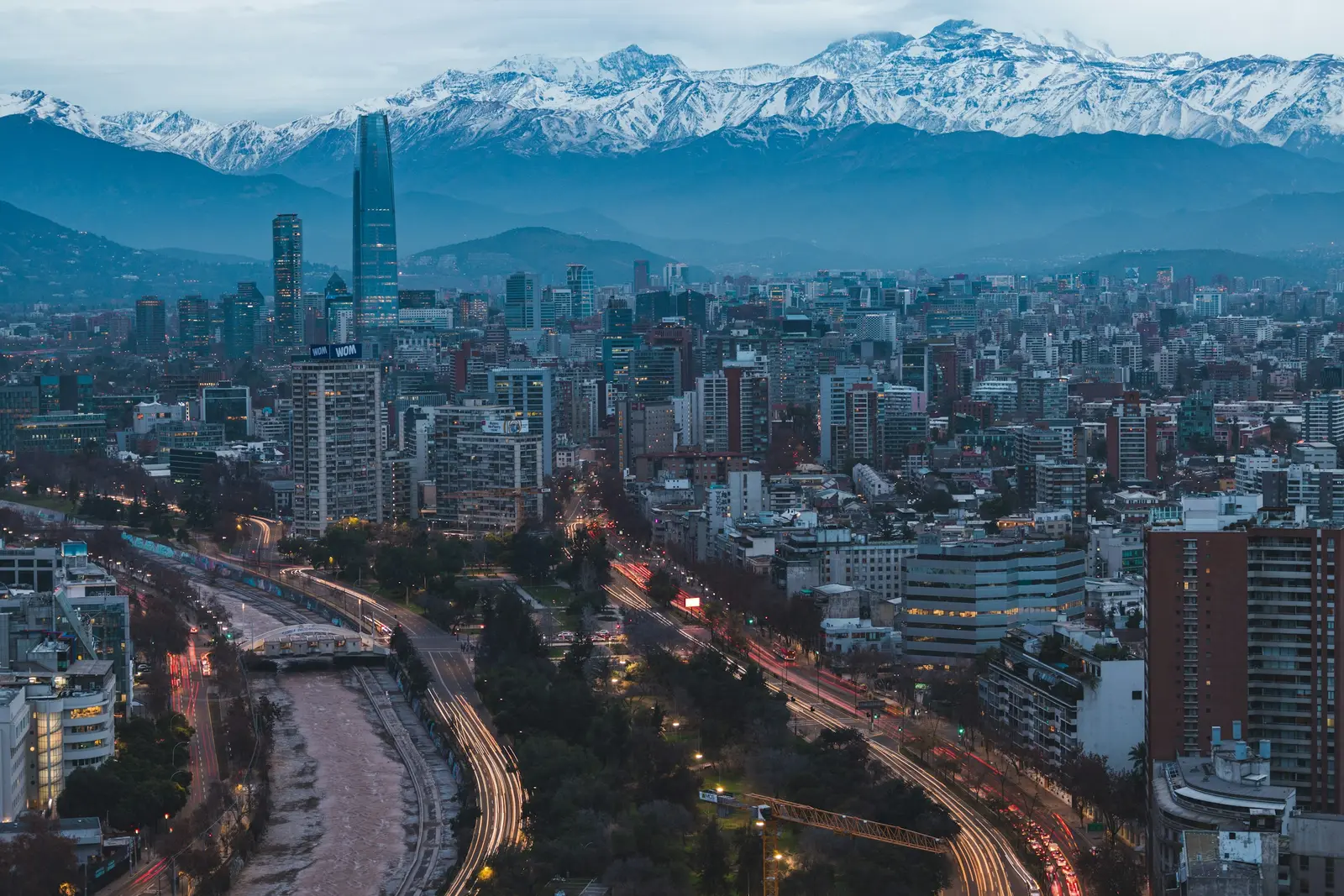 Santiago con la cordillera nevada al fondo